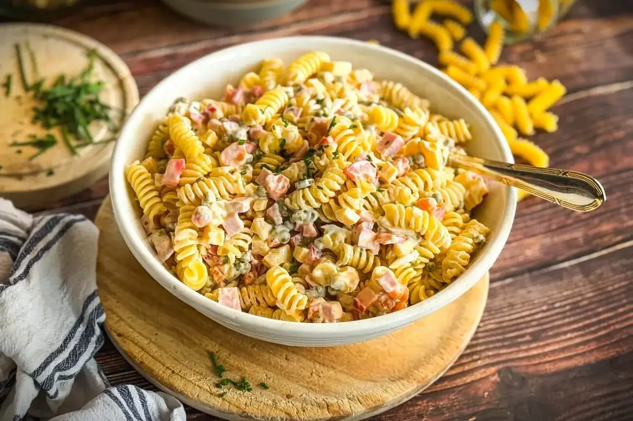 Cremiger Nudelsalat mit Schinken und Erbsen, ein leckeres nudelsalat rezept für jede Gelegenheit.