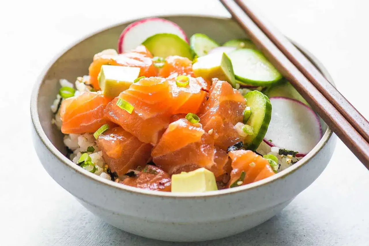 Frisches Lachs-Sushi-Bowl-Rezept mit Avocado, Gurke und Radieschen. Ein köstliches und gesundes Gericht.