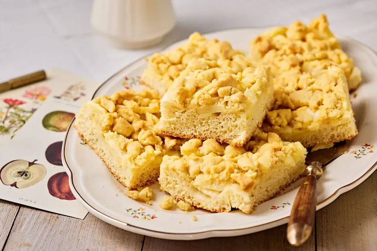 Saftiger Blechkuchen mit Streuseln, perfekt nach diesem rezept hefeteig blechkuchen.