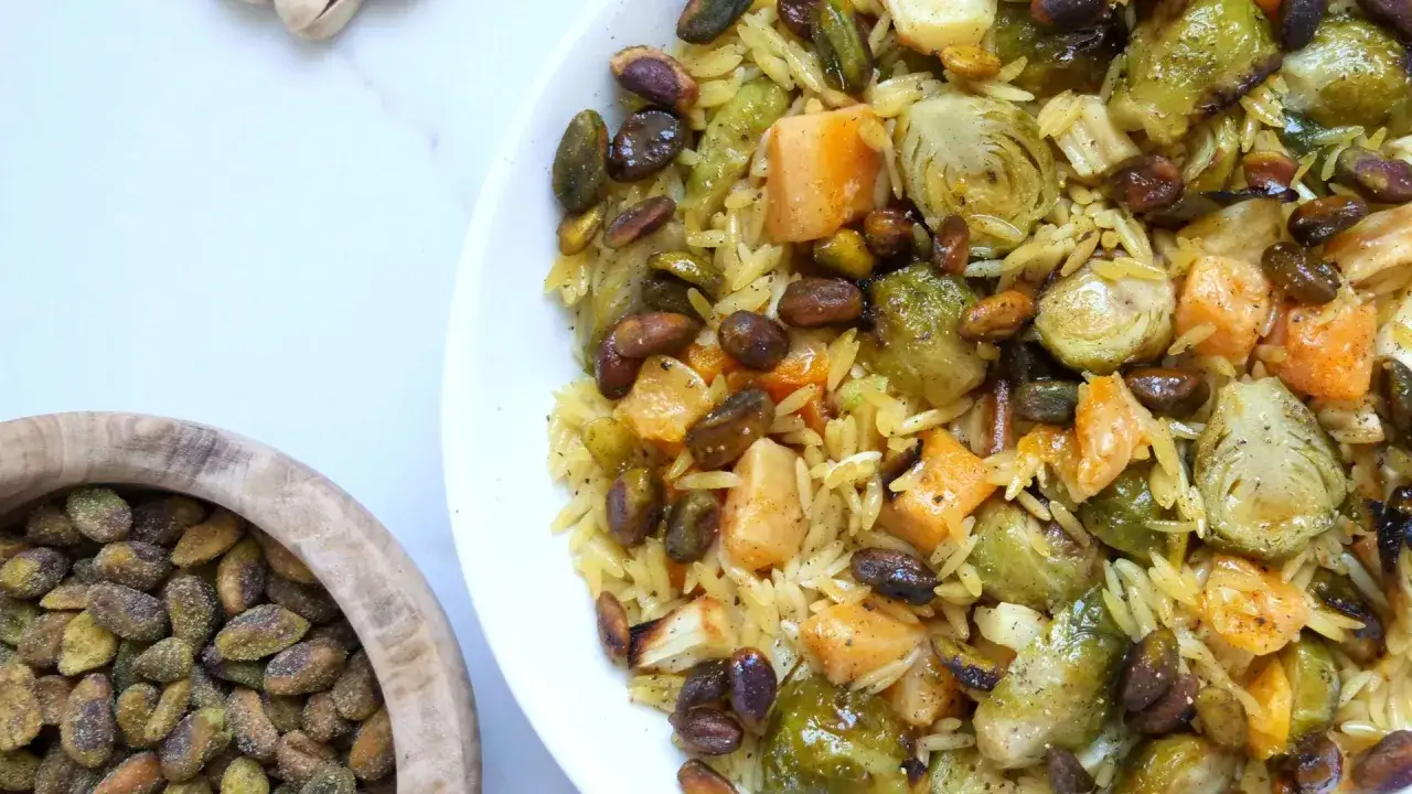 Ausgefallene Pasta-Rezepte vegetarisch: Orzo mit geröstetem Rosenkohl, Kürbis und Pistazien.