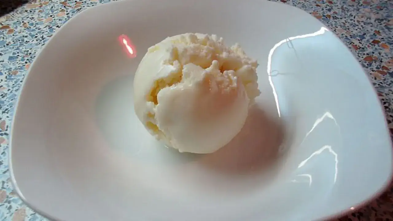 Ein L&ouml;ffel cremiges Vanilleeis, perfekt zum Eis selber machen.