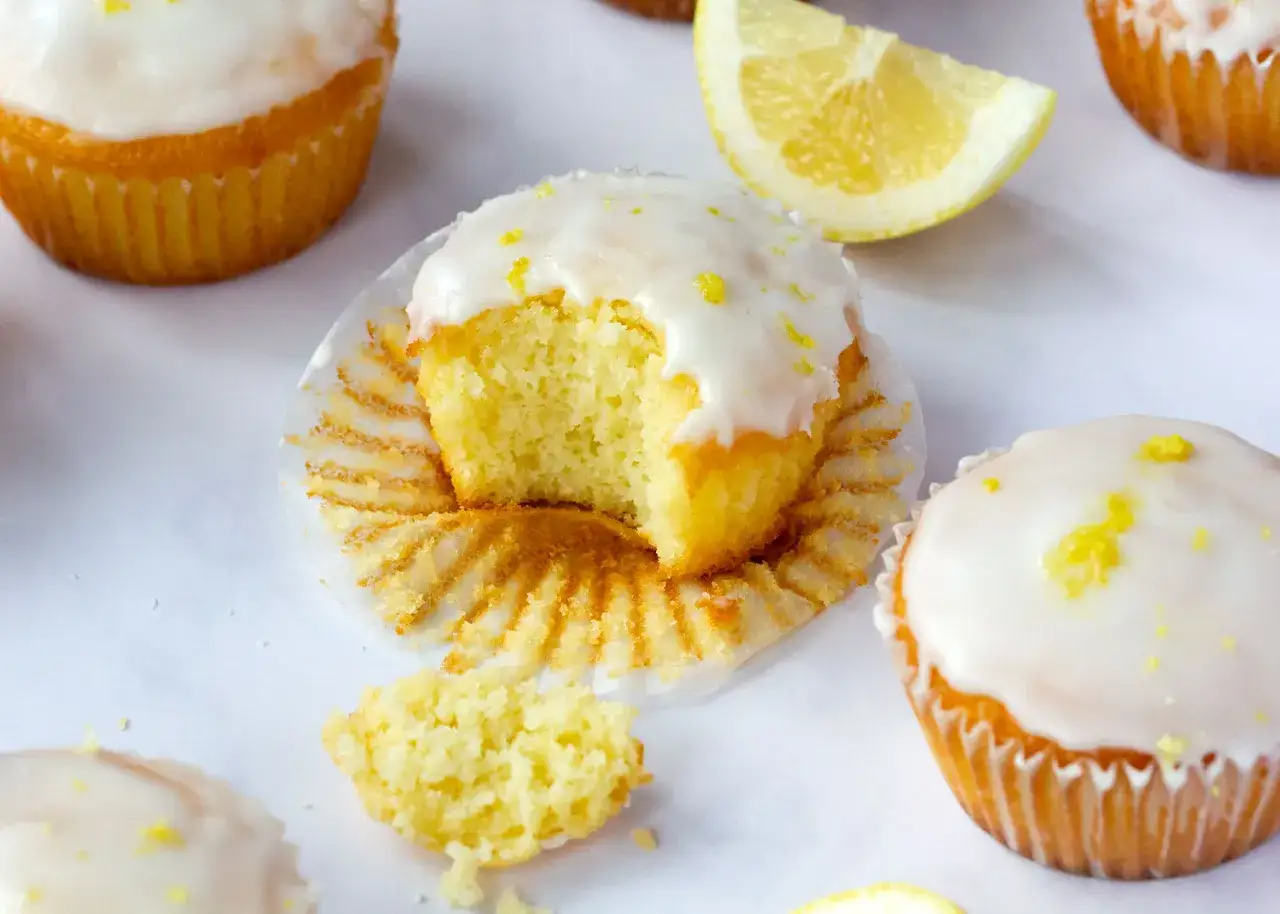 Saftige Zitronenmuffins mit selbstgemachter Zitronenglasur und frischer Zitronenschale. Ein Bissen verrät, wie lecker sie sind!