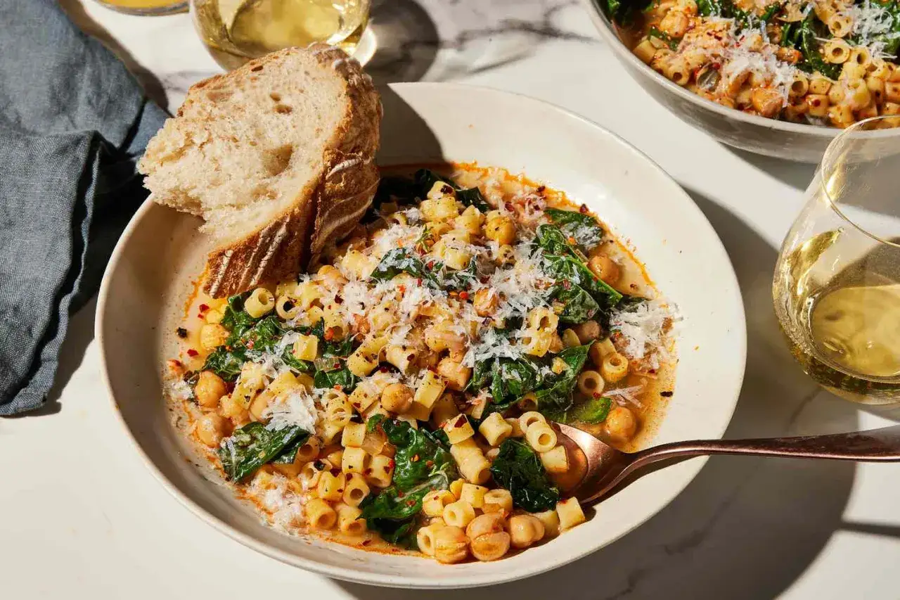 Herzhafte Pasta mit Kichererbsen und Spinat, ein Beispiel für schnelle Pasta Rezepte. Dazu Brot und Weißwein.