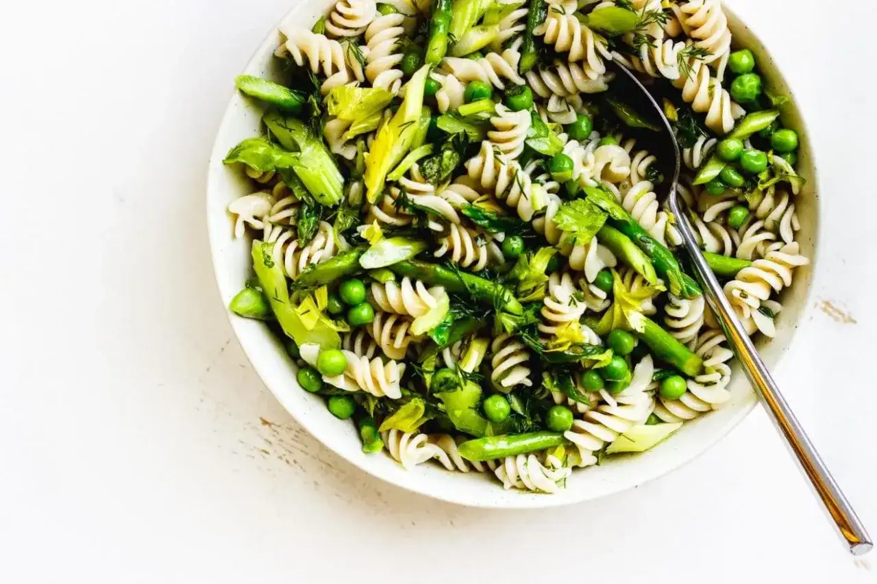 Frischer nudelsalat ohne mayo mit Spiralnudeln, Erbsen, Spargel und Kräutern.