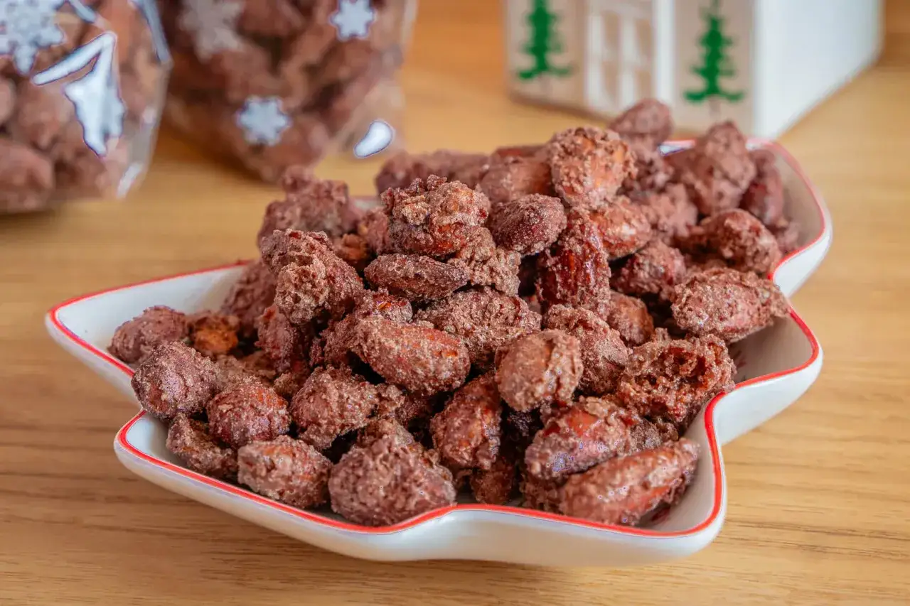 Leckere gebrannte Mandeln aus dem Airfryer in einer Sternschale, perfekt f&uuml;r die Weihnachtszeit.