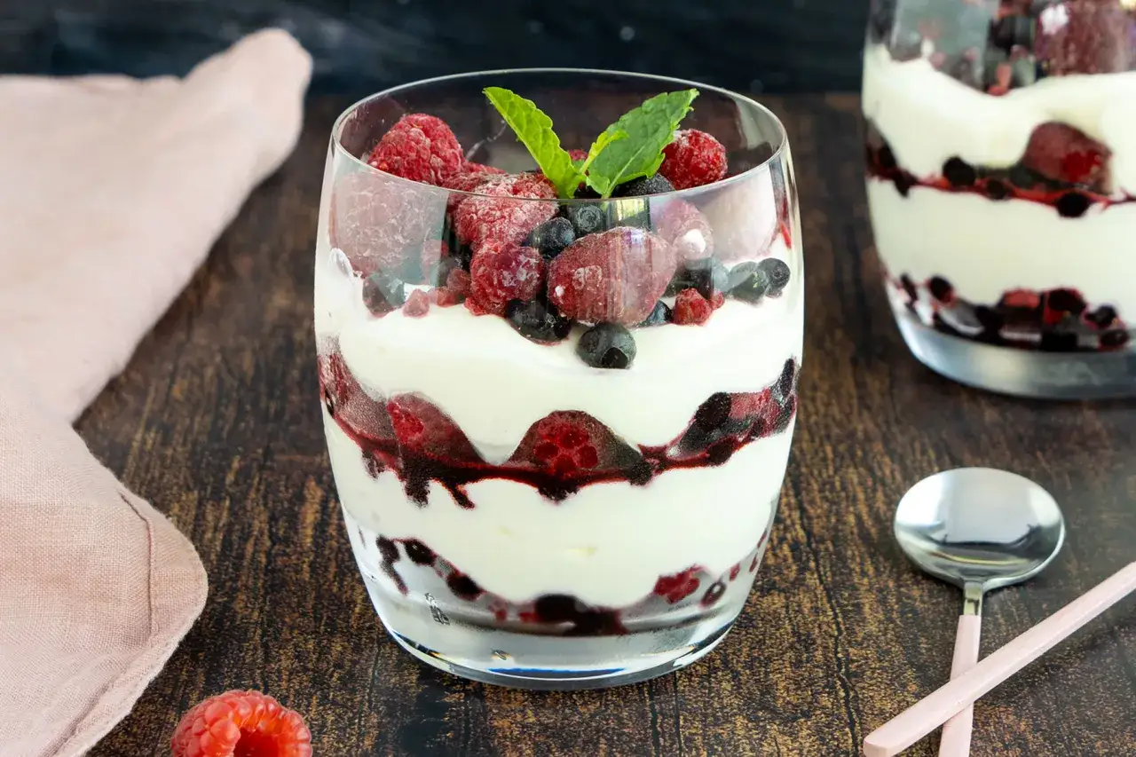 Schicht f&uuml;r Schicht ein Genuss: Dieses Dessert im Glas begeistert mit cremigem Joghurt und frischen Beeren, garniert mit Minze.