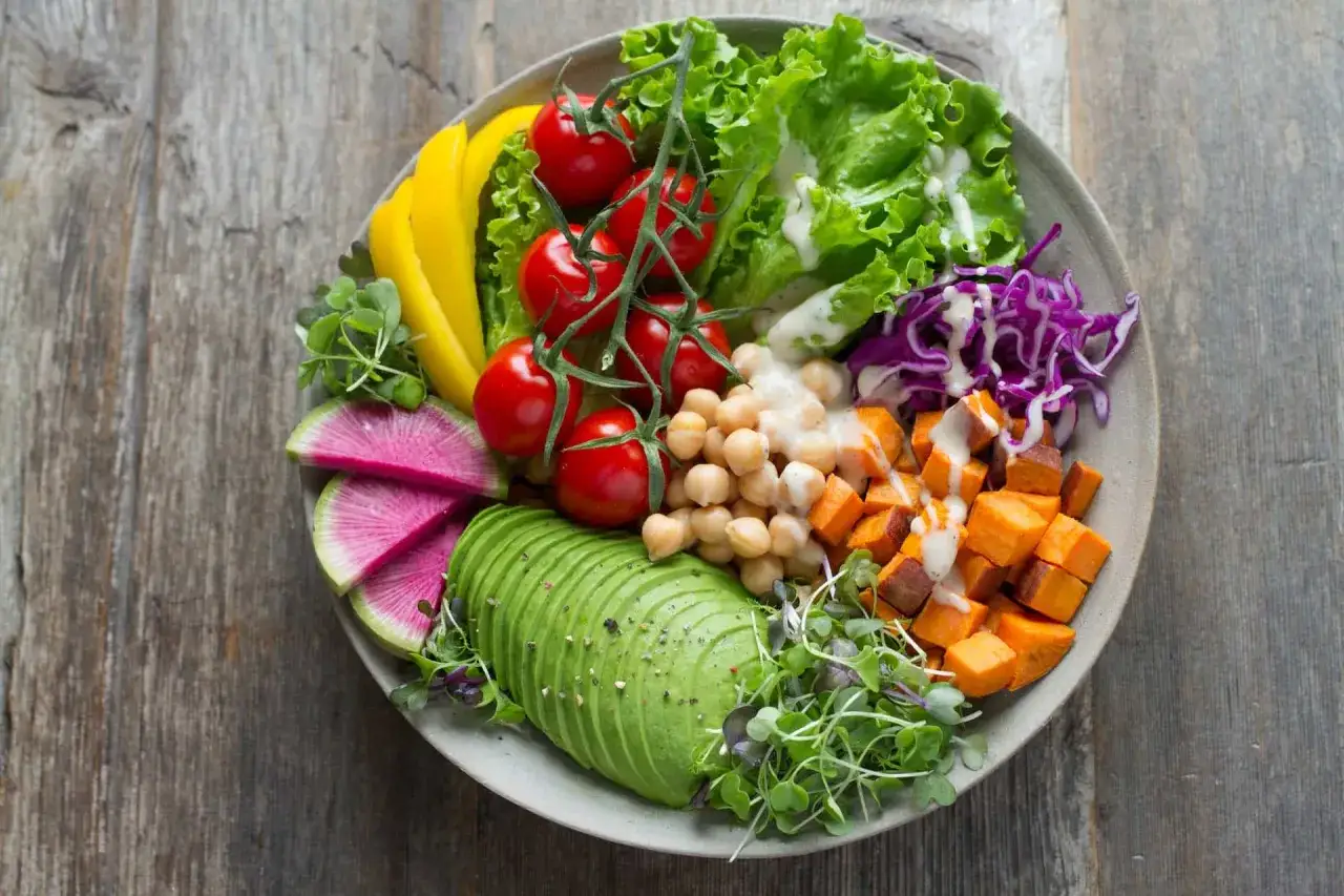 Bunter Salat mit Kichererbsen, Süßkartoffeln und Avocado – perfekt für vegetarische Rezepte zum Abnehmen.