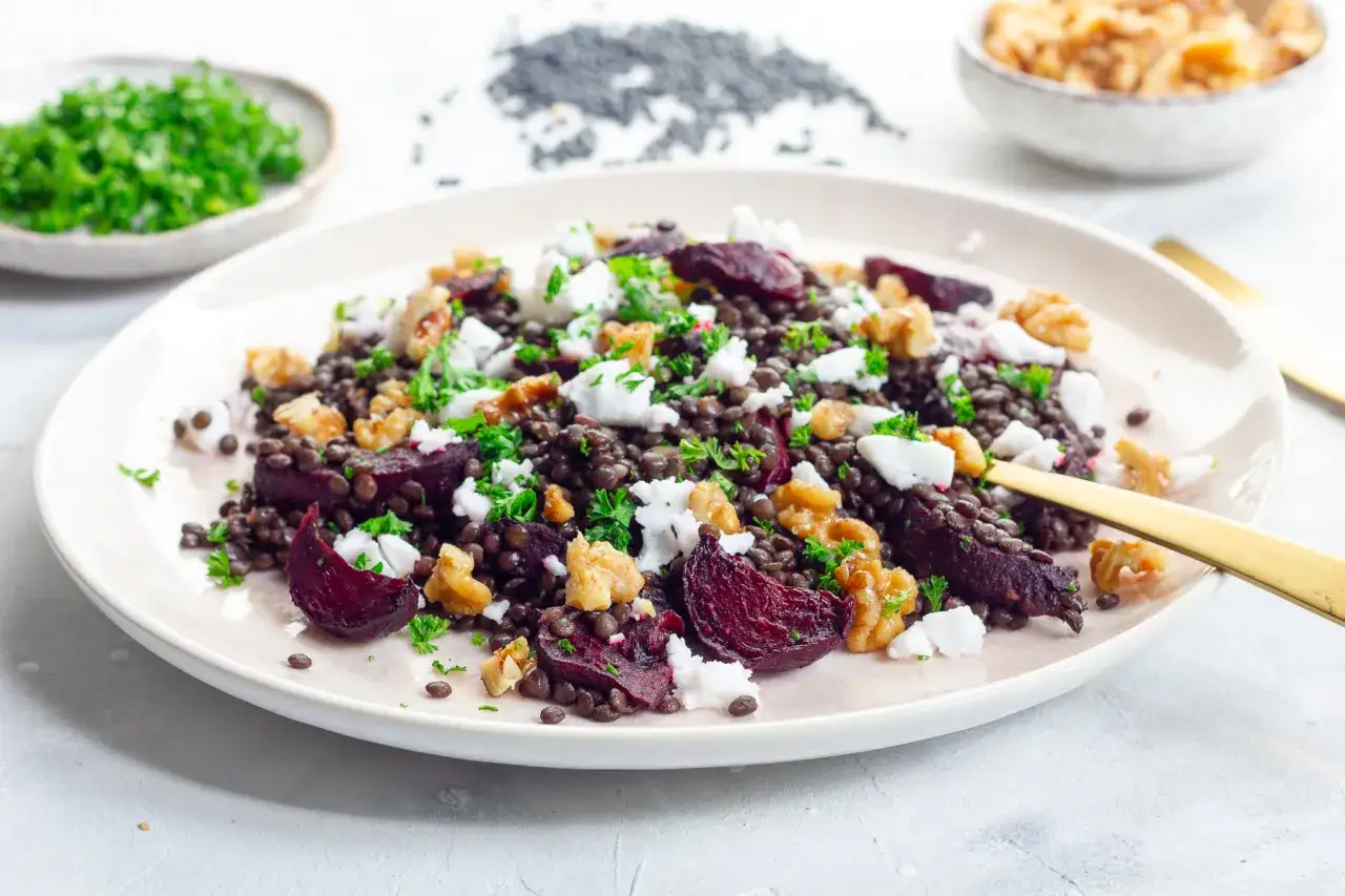 Rote Bete Linsen Salat mit Feta und Waln&uuml;ssen, garniert mit Petersilie. Ein farbenfroher und gesunder Genuss.