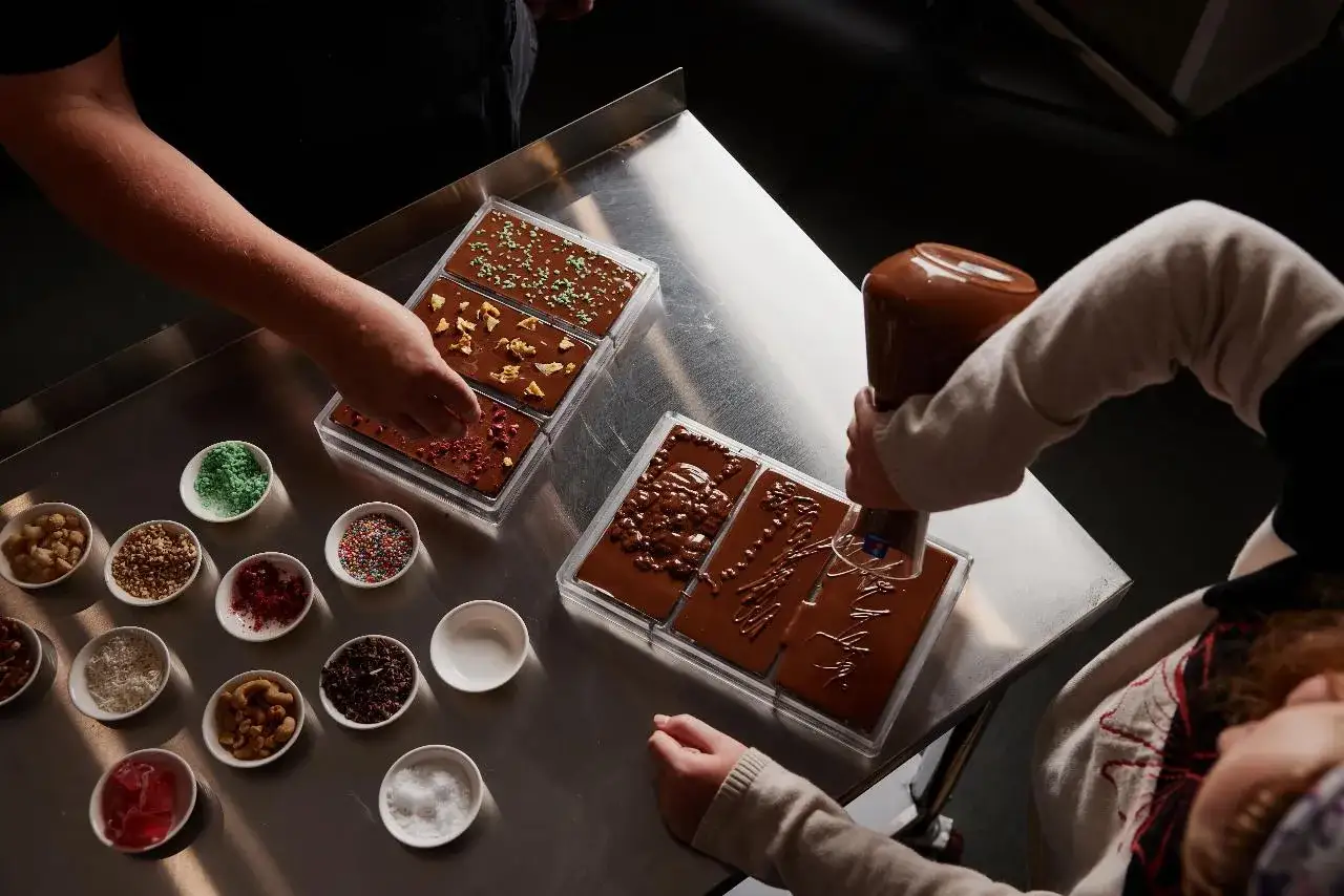 Schokoladenherstellung: Ein Rezept für Dubai Schokolade mit vielen Toppings.