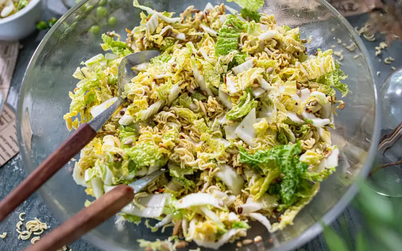 Ein knackiger Chinakohlsalat mit Nudeln und Sonnenblumenkernen. Dieser yum yum salat ist perfekt f&uuml;r den Sommer!