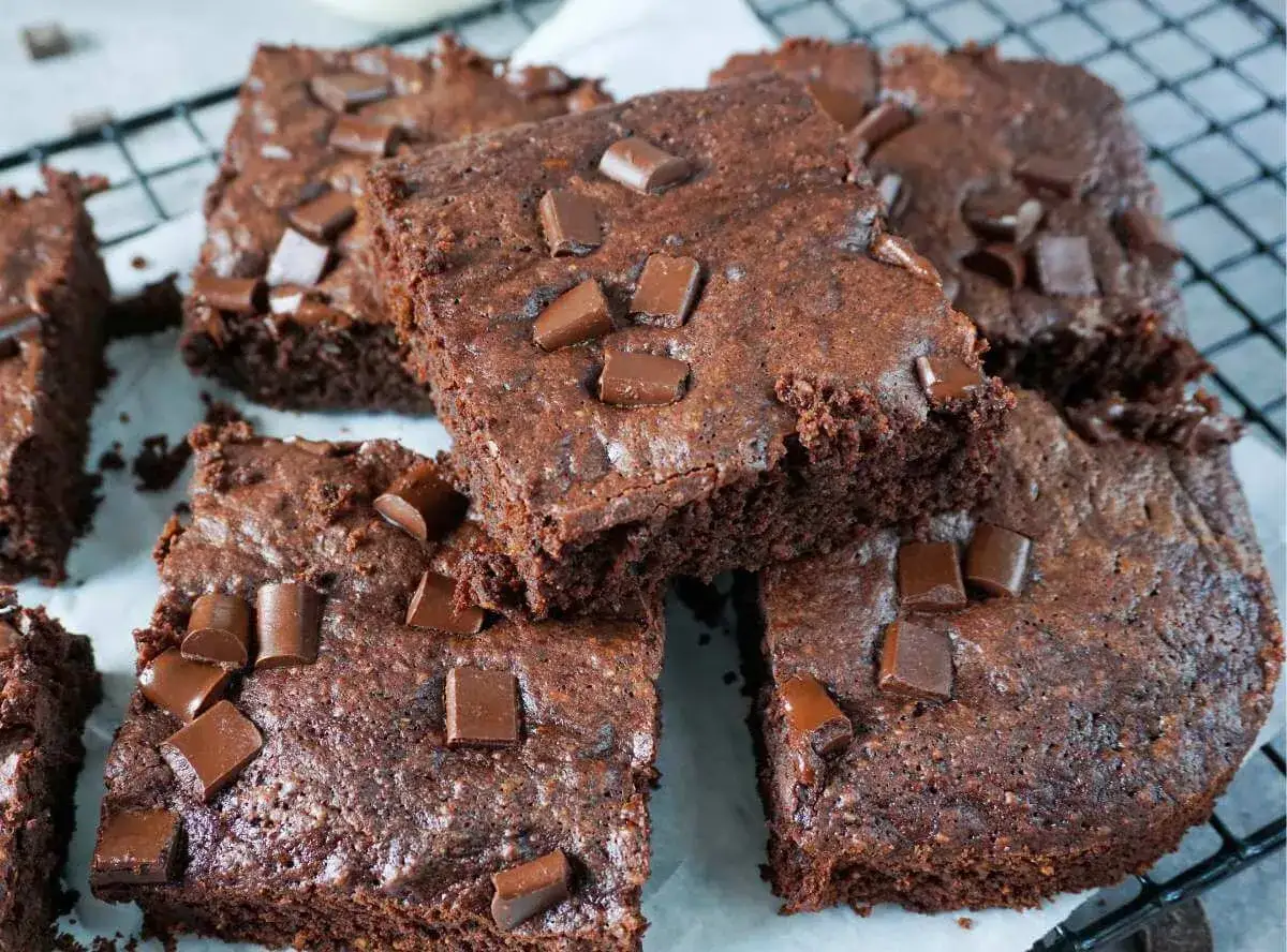 Saftige Brownies mit Schokoladenst&uuml;ckchen, perfekt f&uuml;r jedes brownie rezept saftig.