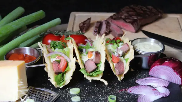 Leckere Tacos selber machen mit saftigem Steak, frischem Gemüse und cremiger Sauce. Ein Fest für die Sinne!