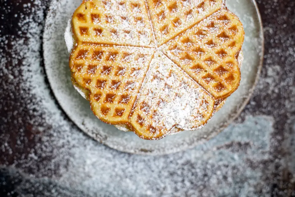 Klassische Herzwaffeln mit lockerem Teig und knuspriger Kruste